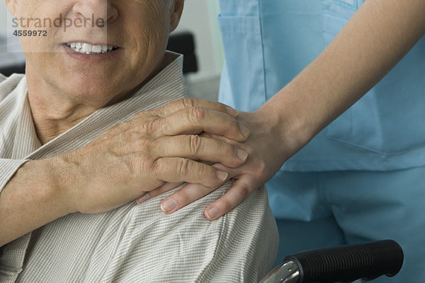 Patient hält die Hand der Krankenschwester  abgeschnitten