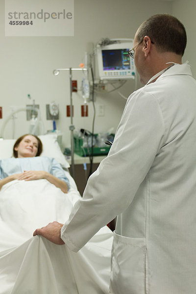 Arzt im Gespräch mit dem Patienten im Krankenhaus