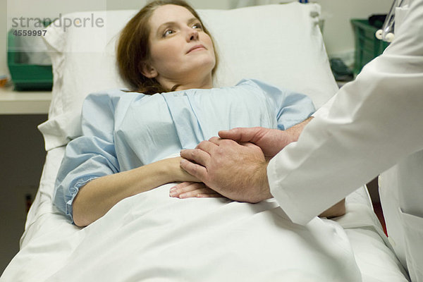 Arzt tröstender Patient im Krankenhaus