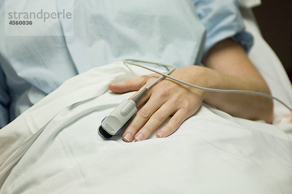 Patient mit Oximeter zur Überwachung des Sauerstoffgehaltes im Puls