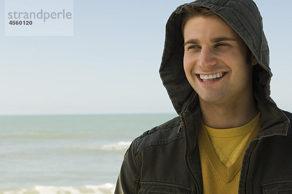 Junger Mann am Strand  Portrait