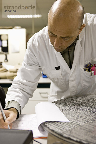 Techniker bei der Durchführung von Tests im Labor der Teppichfliesenfabrik