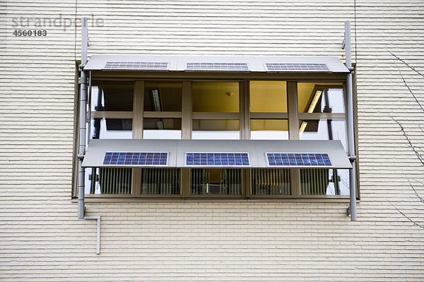 Solarmodule vor dem Fenster an der Gebäudeaußenseite montiert