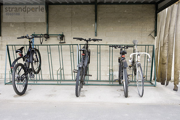 Fahrräder im geschützten Fahrradständer geparkt