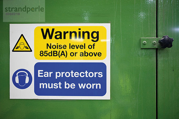 Warnhinweis auf hohe Lärmpegel und das Tragen von Gehörschützern