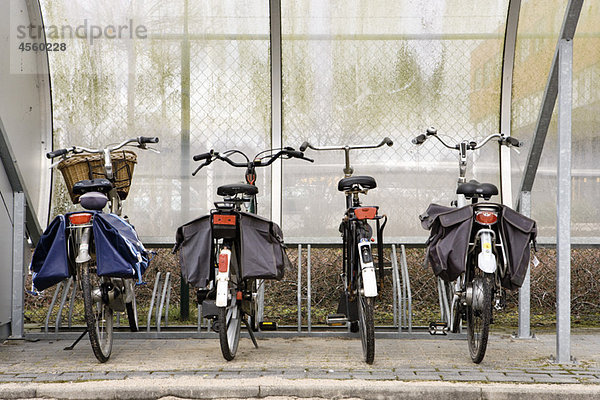 Fahrräder im geschützten Fahrradständer geparkt