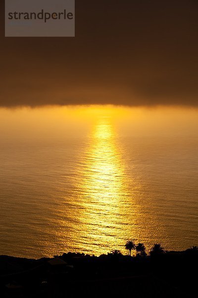 Sonnenuntergang mit Nebel  La Palma  Kanarische Inseln  Spanien