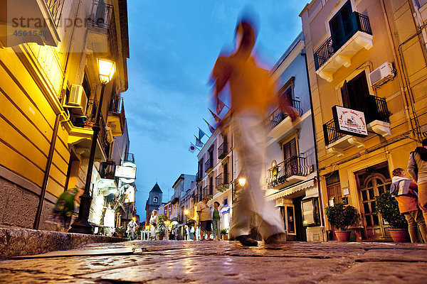 Fußgänger auf der Einkaufsstraße Corso Vittorio Emmanuele  Lipari  Liparische Inseln  Sizilien  Italien