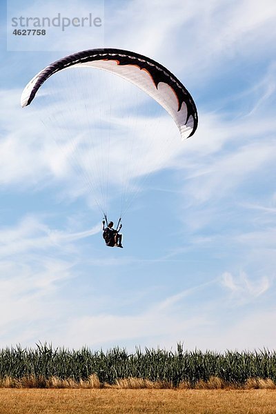 Deutschland  Mosel  Person Fallschirmspringen am Himmel