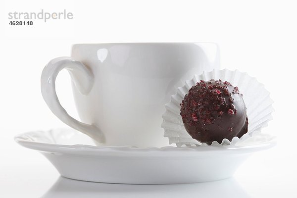Kaffeetasse mit Schokolade auf weißem Hintergrund  Nahaufnahme