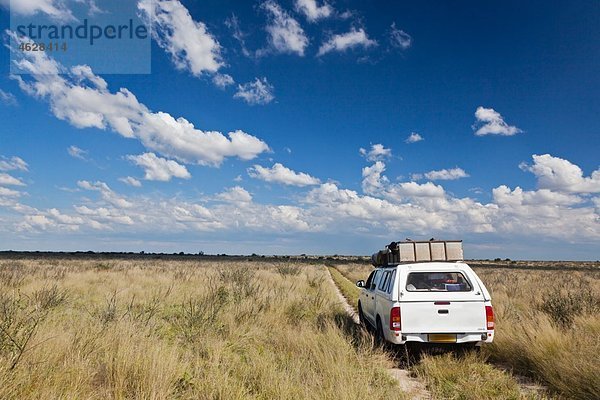 Afrika  Botswana  Central Kalahari Game Reserve  Blick auf ein 4x4 Fahrzeug auf einer Piste