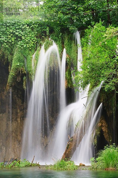 Europa  Kroatien  Jezera  Blick auf den Wasserfall im Nationalpark Plitvicer Seen