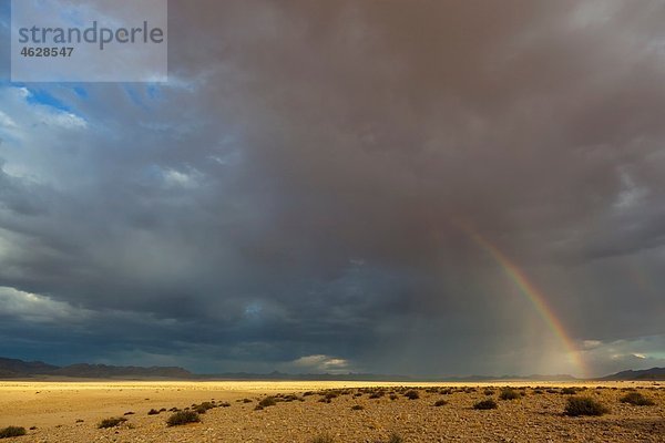 Afrika  Namibia  Namib Wüste  Blick auf den Regenbogen über den Namib-Naukluft Nationalpark