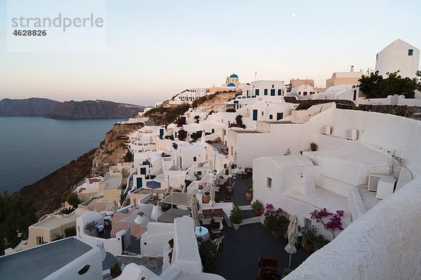 Griechenland  Kykladen  Thira  Santorini  Blick auf das Dorf Oia und das Ägäische Meer