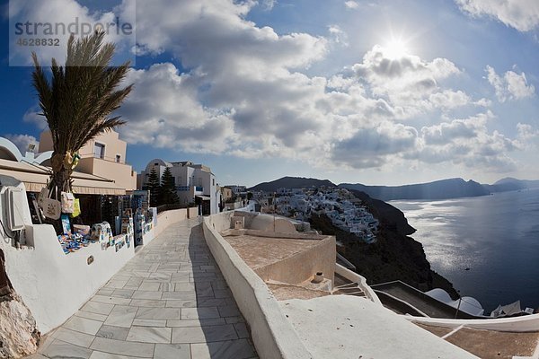 Griechenland  Kykladen  Thira  Santorini  Oia  Blick auf dörfliche Touristengeschäfte