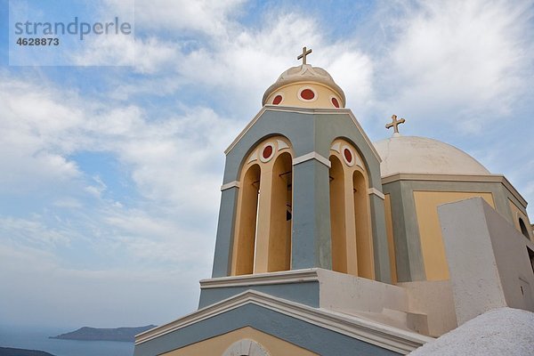 Griechenland  Kykladen  Thira  Santorini  Fira  Blick auf die Kirche mit dem Ägäischen Meer