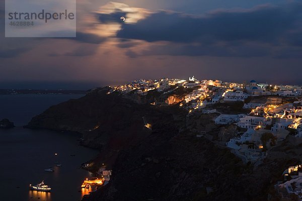 Europa  Griechenland  Thira  Kykladen  Santorini  Blick auf oia bei Vollmond