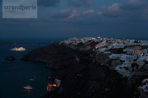 Europa  Griechenland  Thira  Kykladen  Santorini  Blick auf oia am Morgen