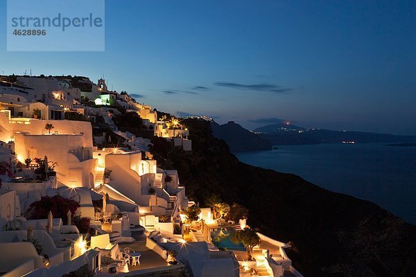 Europa  Griechenland  Thira  Kykladen  Santorini  Oia  Blick auf das Dorf am Morgen