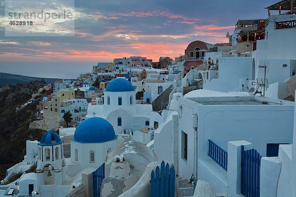 Europa  Griechenland  Ägäis  Kykladen  Thira  Santorini  Oia  Blick auf blaue Kuppel und Glockenturm einer Kirche