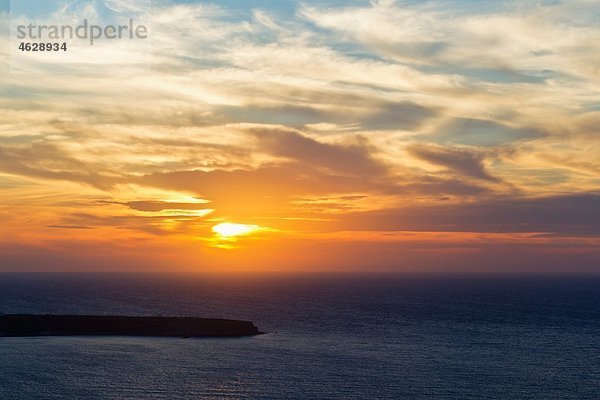 Europa  Griechenland  Thira  Kykladen  Santorini  Blick auf das Ägäische Meer bei Sonnenuntergang