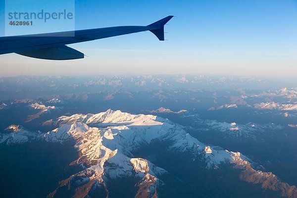 Deutschland  Österreich  Blick auf die Tragfläche über die Alpen