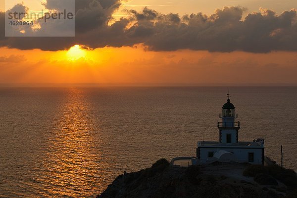 Europa  Griechenland  Kykladen  Thira  Santorini  Klippen und Leuchtturm in Akrotiri bei Sonnenuntergang