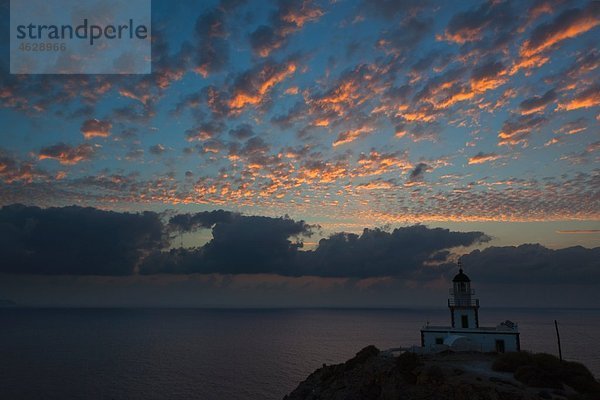 Europa  Griechenland  Kykladen  Thira  Santorini  Klippen und Leuchtturm in Akrotiri bei Dämmerung