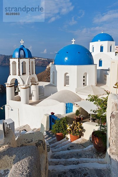 Europa  Griechenland  Ägäis  Kykladen  Thira  Santorini  Oia  Blick auf blaue Kuppel und Kirche