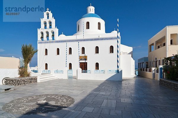 Europa  Griechenland  Ägäis  Kykladen  Thira  Santorini  Oia  Ansicht der Kirche