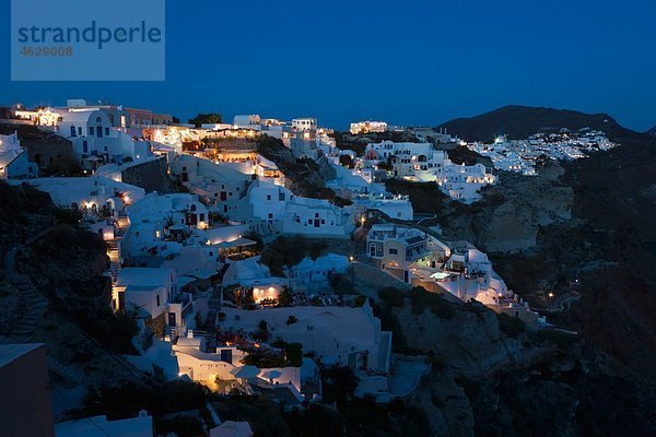 Griechenland  Kykladen  Thira  Santorini  Blick auf oia nach Sonnenuntergang