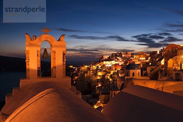Griechenland  Kykladen  Thira  Santorini  Blick auf Glockenturm und Oia nach Sonnenuntergang