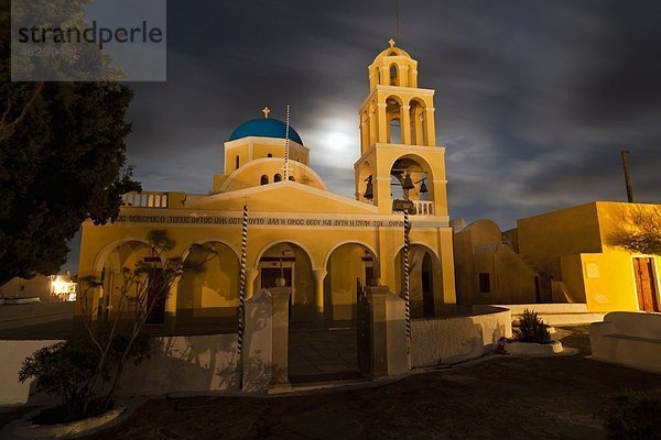 Griechenland  Kykladen  Thira  Santorini  Ansicht der Kirche bei Vollmond