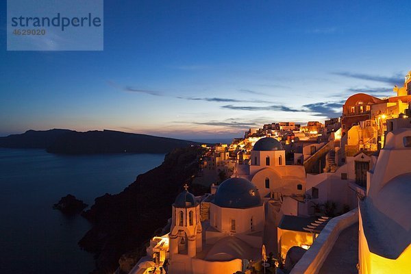 Griechenland  Kykladen  Thira  Santorini  Blick auf oia nach Sonnenuntergang