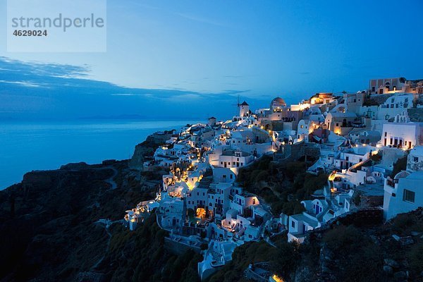 Griechenland  Kykladen  Thira  Santorini  Blick auf Oia und Windmühlen nach Sonnenuntergang