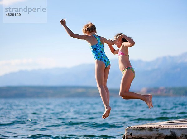 Kroatien  Zadar  Mädchen springen ins Wasser