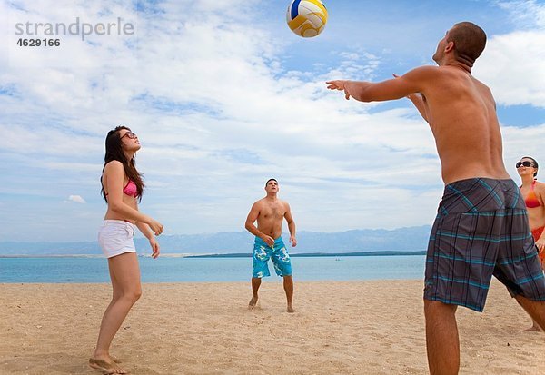 Kroatien  Zadar  Freunde spielen Volleyball am Strand