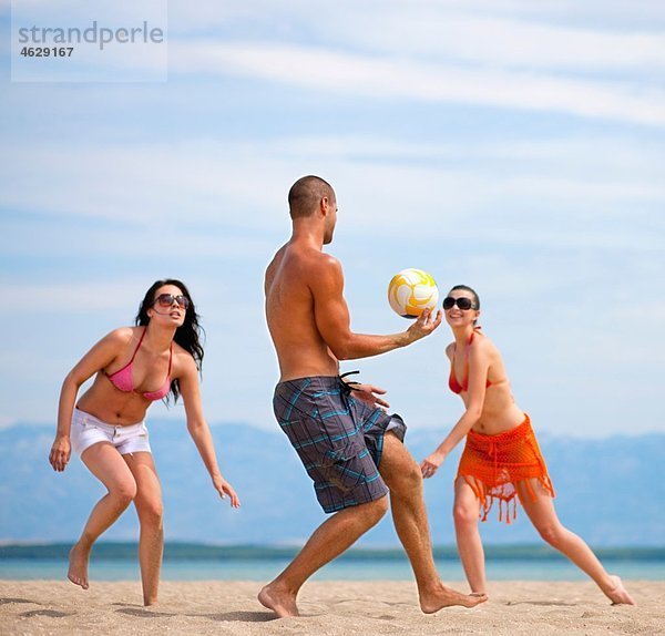 Kroatien  Zadar  Freunde spielen Volleyball am Strand