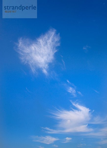 Ansicht der herzförmigen Wolke am blauen Himmel