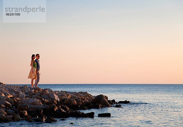 Kroatien  Zadar  Junges Paar mit Blick aufs Meer