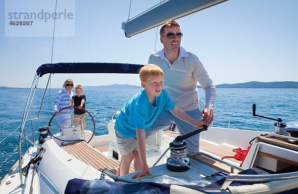 Kroatien  Zadar  Familie auf Segelboot