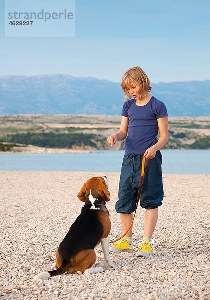 Kroatien  Zadar  Mädchen mit Hund am Strand