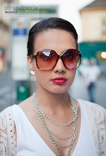 Kroatien  Zagreb  Junge Frau mit Halskette  Portrait