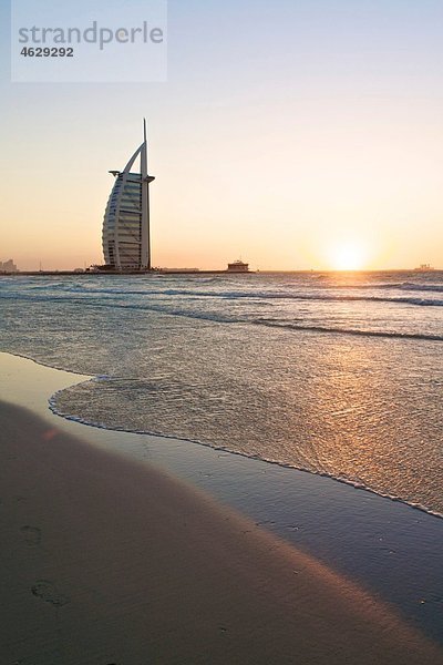 Vereinigte Arabische Emirate  Burj al Arab bei Sonnenuntergang