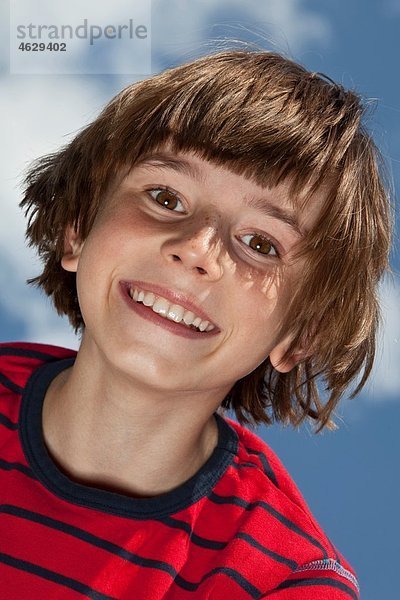 Deutschland  Junge (10-11 Jahre) lächelnd  Portrait
