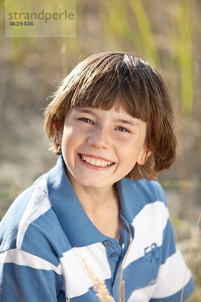 Junge (10-11 Jahre) lächelnd  Portrait