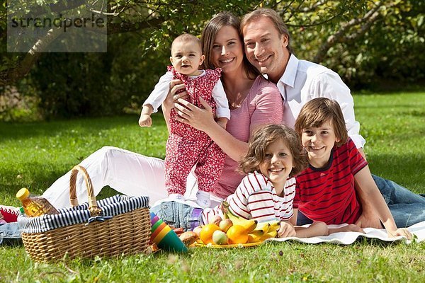 Deutschland  Bayern  Familie beim Picknick  Portrait