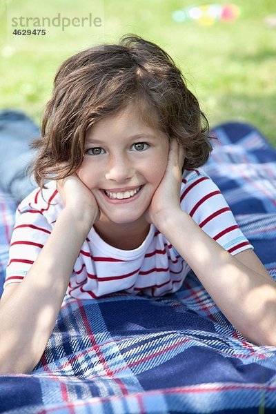 Mädchen (8-9 Jahre) lächelnd  Portrait