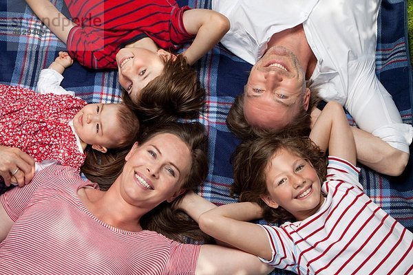 Deutschland  Bayern  Familie beim Picknick  lächeln