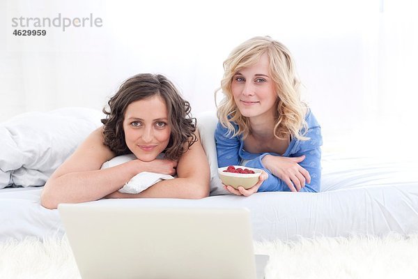 Junge Frauen mit Laptop  lächelnd  Portrait